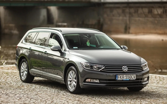 Volkswagen Passat cena 53000 przebieg: 239000, rok produkcji 2016 z Sieniawa małe 704